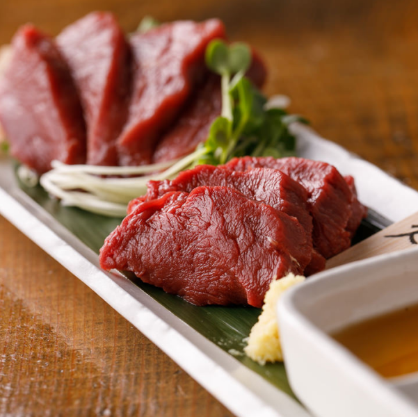 【もうひとつの看板メニュー♪】　新鮮馬刺し　1000円（税抜）