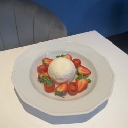 ブラータチーズと季節のフルーツカクテル