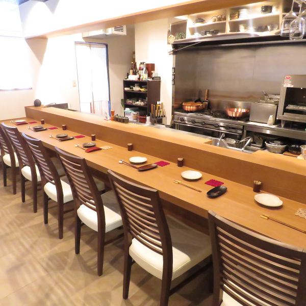 [Discerning counter seats] The counter seats designed by the shop owner are particular about the seats and the width and height of the seats.The counter seats, which are easy to provide tempura fried in front of you, are wide and you can relax and enjoy your meal.