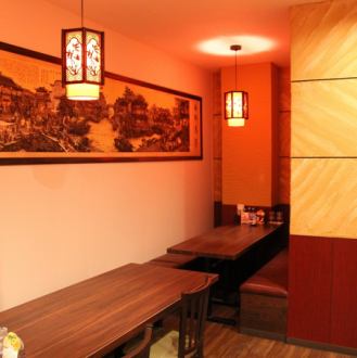 In addition to private rooms, there are also table seats where you can relax and relax♪