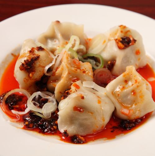 Boiled dumplings with homemade chili oil (6 pieces)