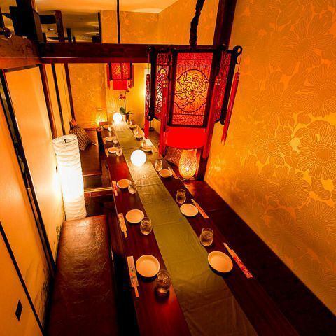 【大型宴会◎】完全個室は全13室。広いテーブルフロアは、レイアウト自由なテーブル席の他、BOX席を完備。ゆったりとくつろげるよう空間を広くとっております。仕事帰りのお食事に「餃子・選べる１皿料理・お好きなドリンク(生ビールOK)で680円」が大人気♪みんなとシェアして本格中華料理を楽しんでみては！？