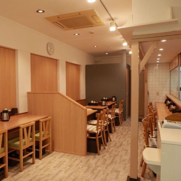 The store is quite familiar, with wood-tone walls and tables providing a cozy space where you can feel the warmth.Please enjoy a number of reasonable and fresh seafood bowls in the shop full of many customers at lunch time ♪