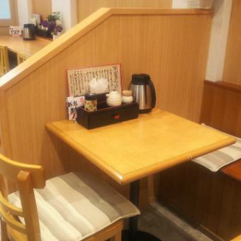 這是一張寬敞的雙人餐桌。由於椅子有墊子，即使你坐了很長時間也很難累！