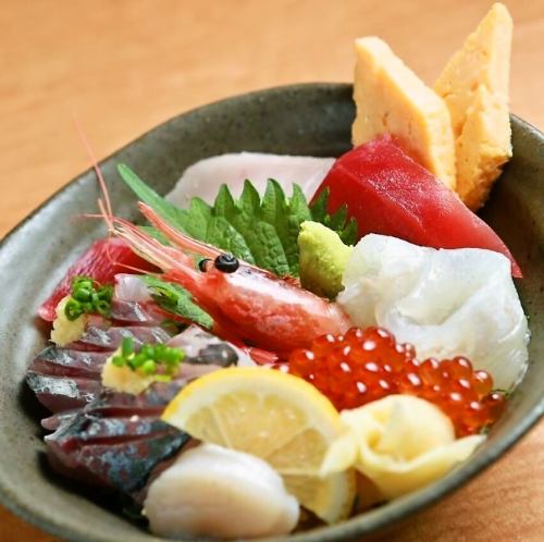 Bowl of rice topped with sashimi