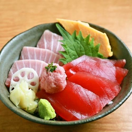 A wide variety of seafood bowls! Enjoy the differences by site ♪