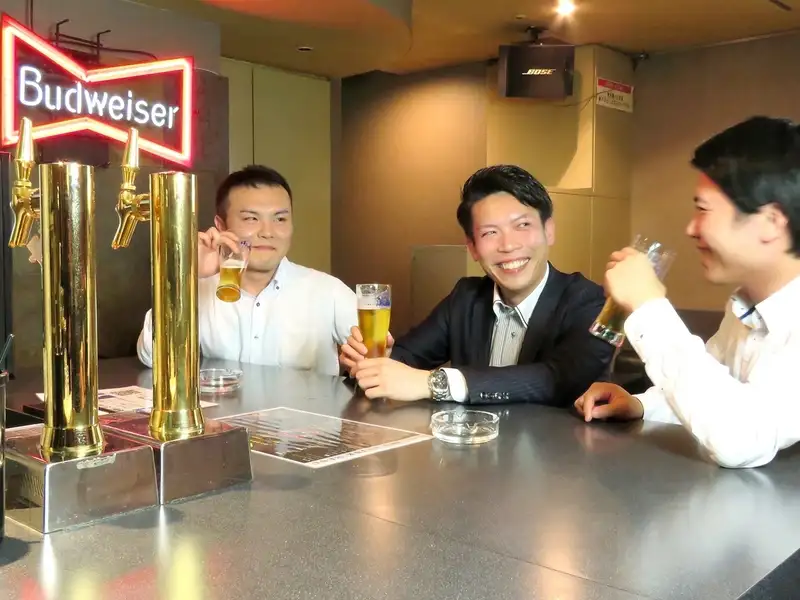 【0次会のサク飲みも大歓迎☆カウンター席で明るいスタッフと笑顔で乾杯!!】