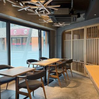 两人桌席非常适合纪念日等特殊场合。店内装潢温馨雅致，可以感受到木材的温暖，配上色彩缤纷、精心烹制的套餐以及精心挑选的饮品，定会为您留下难忘的回忆。在轻松的日式氛围中与您所爱的人一起享用美食。