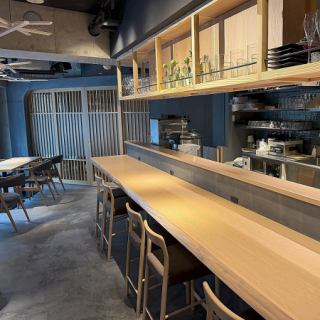 我们有六个吧台座位，氛围现代而轻松。这是一个非常适合独自享用略带奢华的餐点的空间。您可以在舒适的空间里享受美味佳肴，度过轻松的时光。这是与朋友聊天或独自放松的最佳场所。请享受这个特别的时刻。