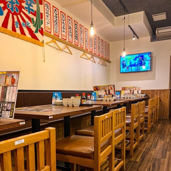 【一人飲みからグループまで◎】カウンター&テーブル席完備!ふらっと立ち寄れるカウンター席、気軽に使えるテーブル席など、人数やシーンに応じて使いやすい空間をご用意