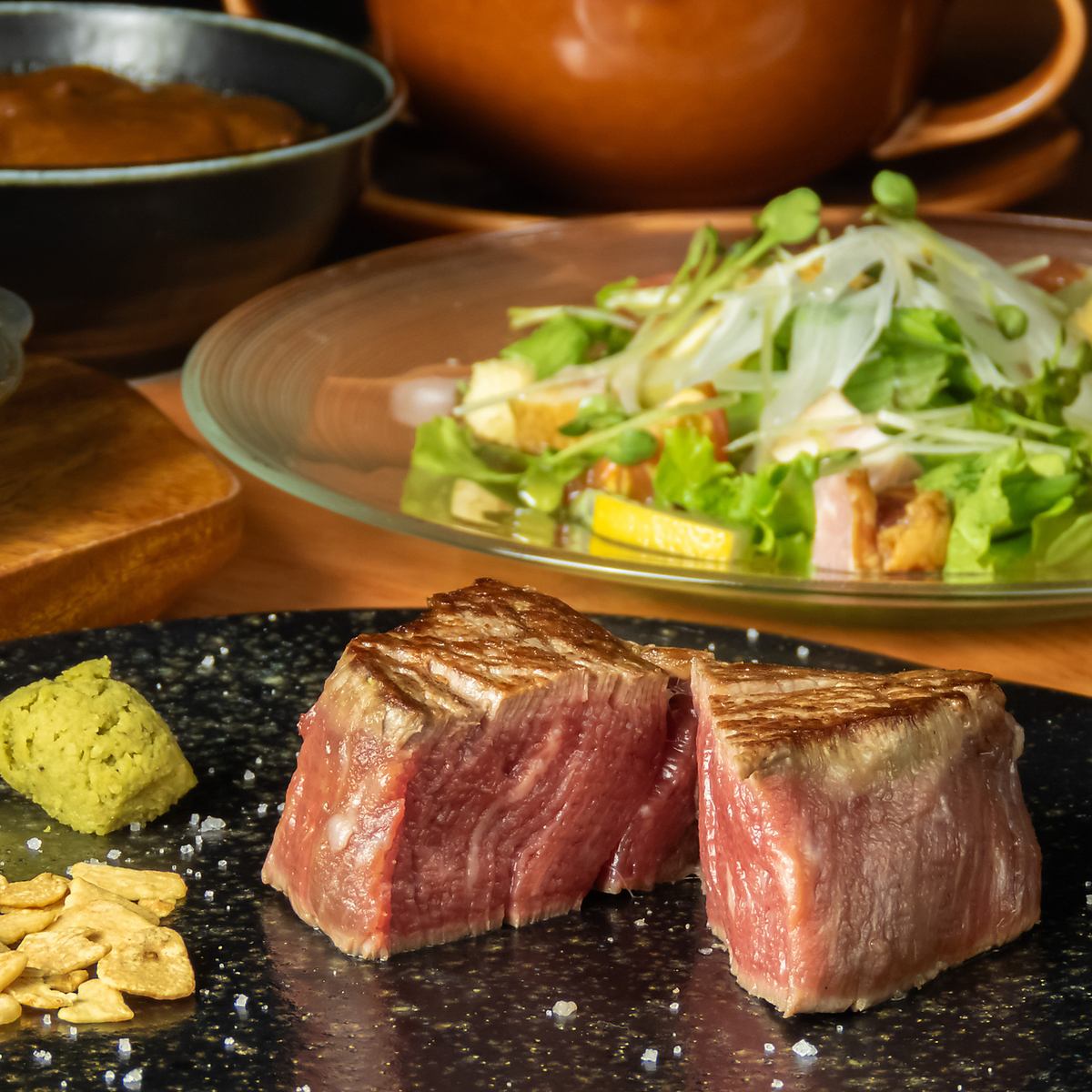 차분한 분위기는 접대부터 어른의 느긋한 데이트까지 즐길 수 있습니다