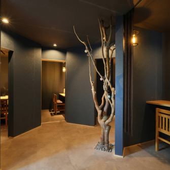 広めの空間を活かした個室席は最大20名様まで対応可能で、宴会やパーティーに最適です☆和モダンの洗練されたデザインが生み出す落ち着きある雰囲気で、大人数でもゆったりと食事を楽しめます。周囲を気にせず過ごせるため、会社宴会や親しい仲間の集まりに選ばれています♪