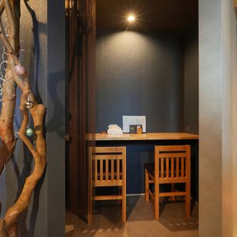 カウンター席や小さめのテーブル席をご用意しており、お一人様や二人利用でも安心です☆コンパクトながらも和モダンな空間が広がり、心地よいひとときを演出♪人目を気にしないアレンジが施され、リラックスした時間を過ごせます◎