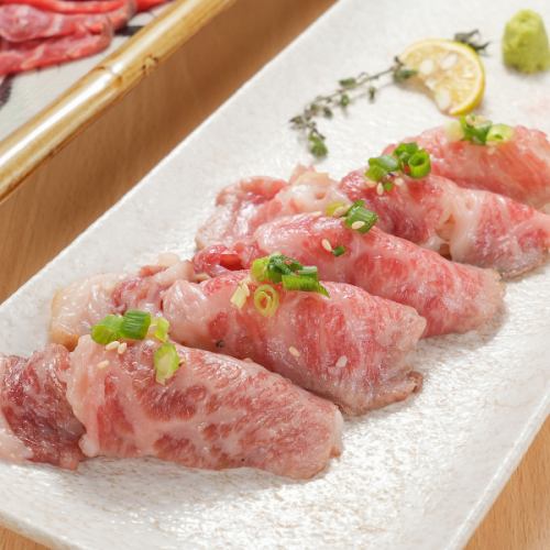 和牛を贅沢に使用した肉寿司