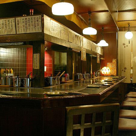 お好み焼きを焼く様子が眺められるカウンター席はお二人で楽しむのに最適です!お1人様も大歓迎◎