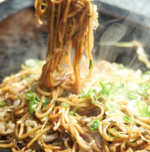 特注蒸麺をオリジナルソースでしっかり押し焼きした 「焼そば」(具なし)
