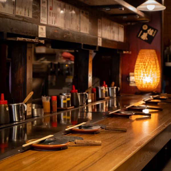 和の趣を感じるレトロな店内は、つい長居したくなるような居心地の良さが魅力です♪お仕事帰りのサク飲みや、大切な方との語らいなど、様々なシーンでご利用いただけます◎大人の隠れ家空間で、美味しいお料理と美酒を心ゆくまでご堪能くださいませ。