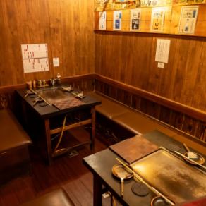 ゆっくりとくつろげるテーブル席をご用意しております。