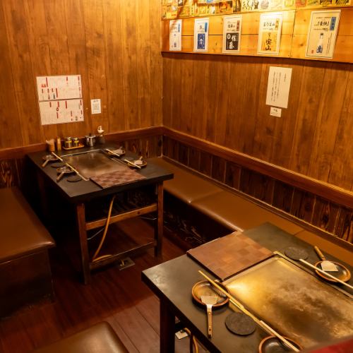 ゆっくりとくつろげるテーブル席をご用意しております。