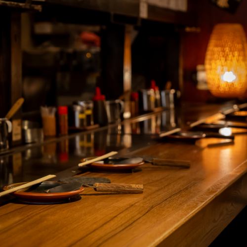 お好み焼きを焼く様子が眺められるカウンター席はお二人で楽しむのに最適です!お1人様も大歓迎◎