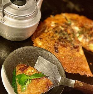 特製鰹・こんぶだしに潜らせ食す、だし醤油お好み焼き おりじなる「だしお好み焼き」(具なし)