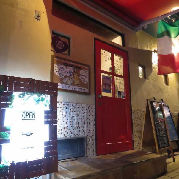 The appearance that is illuminated by lights at night and stands out.Forget Hamamatsu for a bit and go to [Italy] ... a cute red door is a landmark ♪