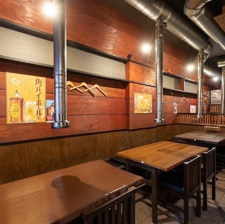 お店は近鉄布施駅の西北出口から徒歩約2分と、アクセス抜群の便利な場所にあります！1階フロアには、6名テーブルが1席、4名テーブルが5席の計26席をご用意。活気がありつつも落ち着いた雰囲気で、気軽な普段使いや仕事帰りの一杯に最適です◎ふらっと立ち寄って、美味しい鶏料理をご堪能ください♪