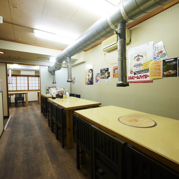 2階フロアは、木目調のインテリアと温かい照明が心地よいアットホームな空間です。4名テーブルが3席、5名テーブルが2席 の計22席をご用意。少人数での飲み会やご家族でのお食事などゆったりと落ち着いて会話を楽しみながら、自慢の鶏料理をお楽しみいただけます◎もちろん大人数でのご宴会もOK！