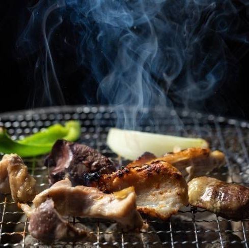 七輪で自分好みに焼き上げる！絶品鶏焼き肉を堪能◎