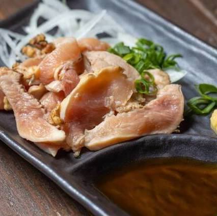 【希少なブランド鶏】噛めば噛むほどに旨みが出る！「さつま極鶏大摩桜」のもも肉のタタキ