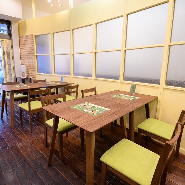 In the bright and open atmosphere with the image color of green x lemon color, you can enjoy daily deli using plenty of vegetables mainly from pesticide-free Kyoto and discerning meat dishes with ingenuity. ◎