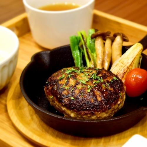 Hamburg steak with truffle salt and truffle demi-glace sauce