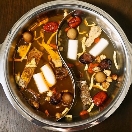 “正宗藥用火鍋”配以麻辣湯和純淨的熱水湯！