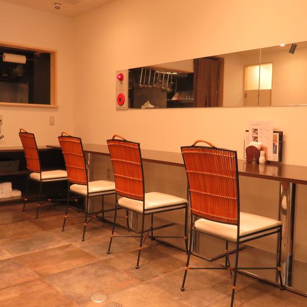 We also have counter seats, so you can feel free to use it for dining alone or with a small number of people.