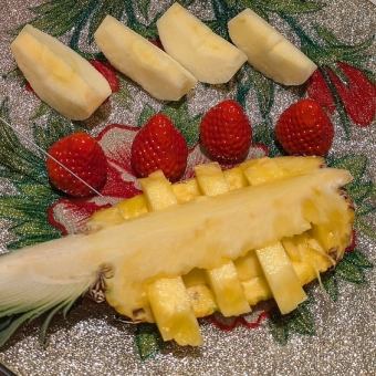【周年纪念套餐】以时令海鲜和写有祝福语的水果拼盘来庆祝★7,000日元（含税），含无限畅饮