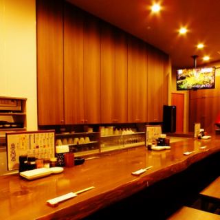 料理長が目の前で、調理する姿を眺めながらごゆっくりとお食事・お酒をお楽しみいただける特等席◎音や香り、熱気にも臨場感を味わうカウンター席は、お一人様のご利用はもちろん大人のデートにも最適な空間です。//チャージ:お1様あたり 330円(税込) ※アラカルトご利用の方より頂戴いたします。