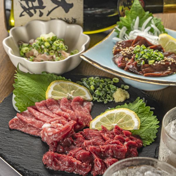 【厳選食材で支える当店の「美味」】創業40年の馬肉専門卸しから仕入れる、鮮度抜群の"馬刺"は必食!!