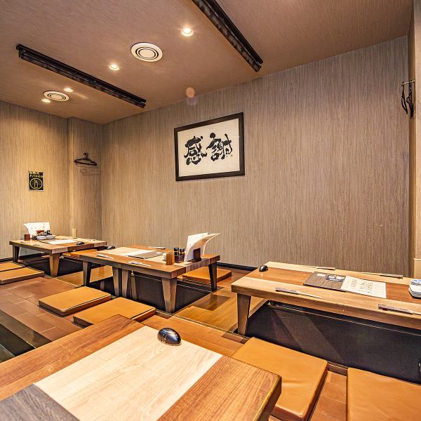 【隠れ家居酒屋】久留米リア真向かい・西鉄久留米駅から徒歩12分にあるお店。大きな看板が目印です◎高級感のある外観は従来の焼鳥店のイメージを覆す、お洒落な雰囲気が漂います♪ご家族やご友人とのお食事はもちろん、お一人様も大歓迎。当店自慢の焼鳥と、熊本直送の馬刺しをご来店の際は是非ご堪能ください。