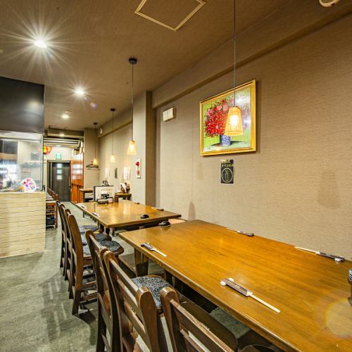 大切な人と語らうなら2名様用のテーブル席がおすすめです♪カウンターの雰囲気が伝わるテーブル席は、料理長が腕を振るう姿を眺めることもでき、落ち着きのある空間も同時にお楽しみいただけます。当店の隠れた人気のお席となっております//チャージ:お1様あたり 330円(税込) ※アラカルトご利用の方より頂戴いたします。