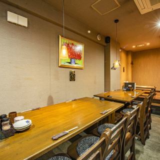 5名様~最大12名様までご利用可能な、6名様掛けのテーブル席は2卓ご用意♪お洒落なダウンライトが下がる、落ち着きのある空間で、当店自慢の久留米焼鳥をご堪能ください!お仕事仲間とのご利用はもちろん、ご家族との普段のお食事にも◎//チャージ:お1様あたり 330円(税込) ※アラカルトご利用の方より頂戴いたします。