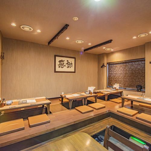 店内奥にございます掘りごたつ席は、各種ご宴会におすすめです♪4名様まで着席可能な卓は4つご用意しており、お席の配置も自由自在。8名様や12名様など、ご人数に応じたお席の配置をご準備させていただきます。(最大20名様までご利用可)//チャージ:お1様あたり 330円(税込) ※アラカルトご利用の方より頂戴いたします。