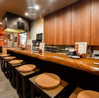 お仕事帰りのサク飲みにピッタリなカウンター席は全6席ご用意♪ゆったりとした時間が流れる店内で、素敵なひとときをお過ごし下さい。お席毎に一定間隔の幅を設けておりますので、隣を気にせずごゆっくりとお食事をお楽しみいただけます。//チャージ:お1様あたり 330円(税込) ※アラカルトご利用の方より頂戴いたします。