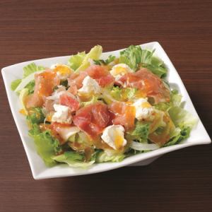 Special salad with prosciutto and cream cheese