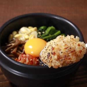 Mini bibimbap with plenty of vegetables/stone-grilled bibimbap