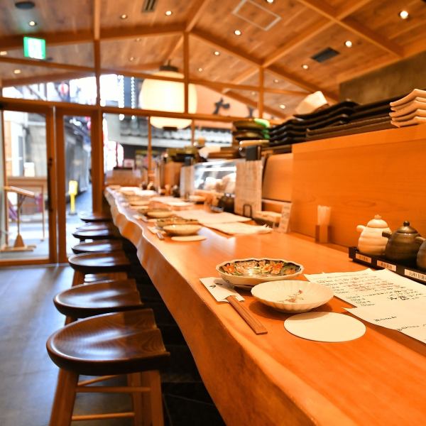 キッチンの中が見えるカウンター席。その日お勧めの寿司ネタを板前にお聞きください。