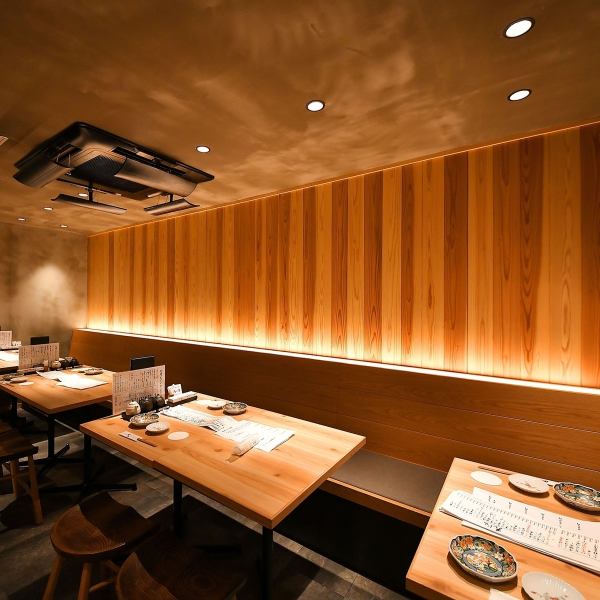 広々とした空間のテーブル席。様々な用途でお使い頂けます。