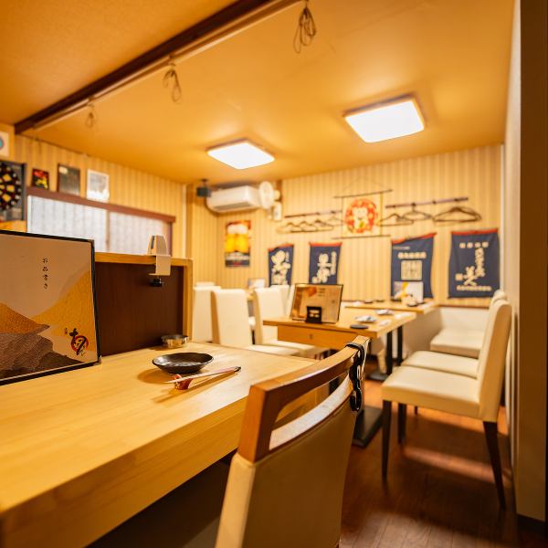 【桌椅座位】位于建筑物二楼的隐秘居酒屋。店内是充满温馨的日式空间。该酒吧最多可容纳 24 人，是一家拥有常客的成人酒吧。