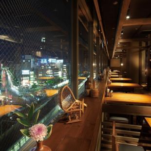 駅直結でビル9階に位置する当店では夜景を見ながらお食事を楽しめるテーブル席をご用意しております。景色を楽しみながら美味しい料理を食べれば盛り上がること間違いなし。雰囲気バツグンなので記念日やデートにもピッタリなお席で心に残る思いでになること間違いなし!
