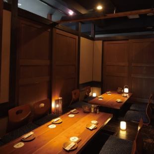 少人数でもご利用可能な掘りごたつ個室。人数に応じて個室のレイアウト変更可能です。女子会・合コン・飲み会など少人数でも各種シーンにご利用いただけます。掘りごたつなので靴を脱いで疲れた足を伸ばしてゆったりご利用いただけます。コースは2500円~ご用意しております!