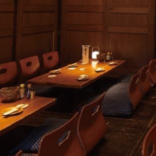 掘りごたつ個室。 少人数の飲み会や合コン、女子会など少人数から大人数の各種シーンにご利用いただけます。掘りごたつなので靴を脱いで疲れた足を伸ばしてくつろげます♪広々としたテーブルなのでごゆっくりお過ごしいただけます。(三宮 居酒屋 宴会 飲み放題 歓迎会 送別会 個室)